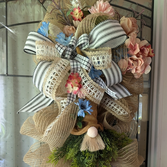 A great beauty gnome/welcome swag wreath - Picture 16 of 17